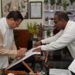 उत्तराखण्ड में विशेष गहन पुनरीक्षण अभियान का शुभारंभ, मुख्यमंत्री को सौंपा गया गणना फॉर्म